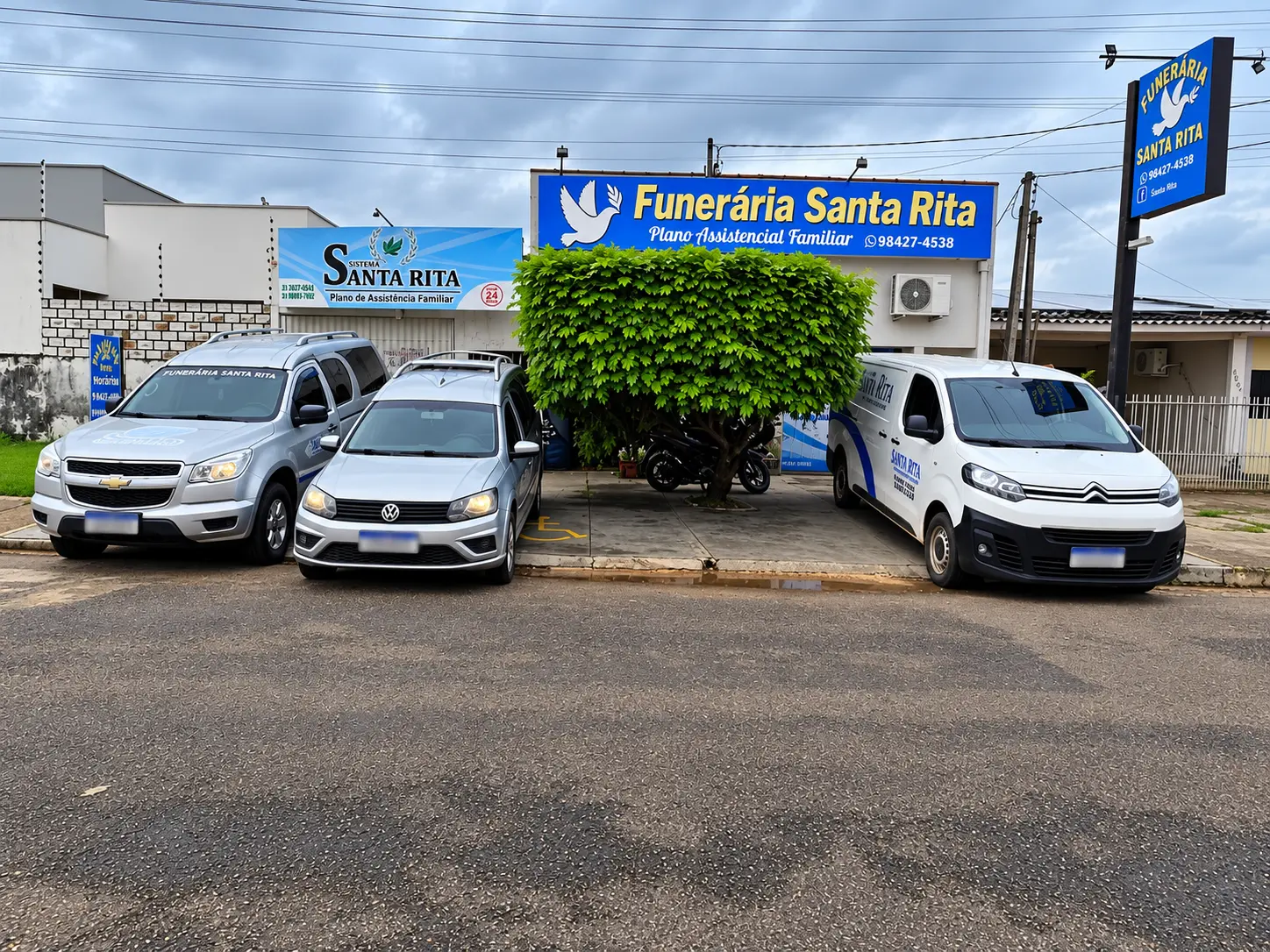 Fachada da Funerária Santa Rita com seus veículos em Espigão do Oeste